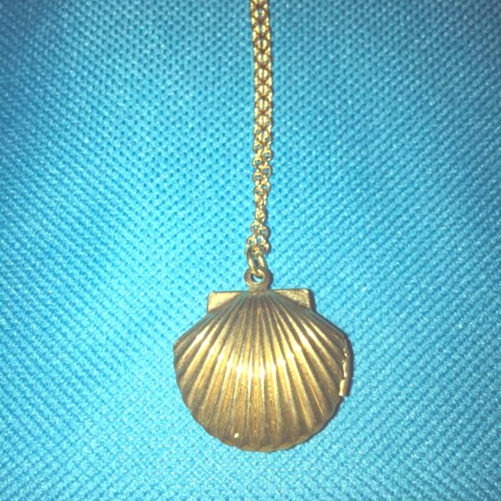 Gold seashell necklace